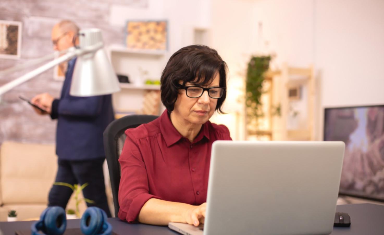 Organisation des finances personnelles avec documents et calculatrice